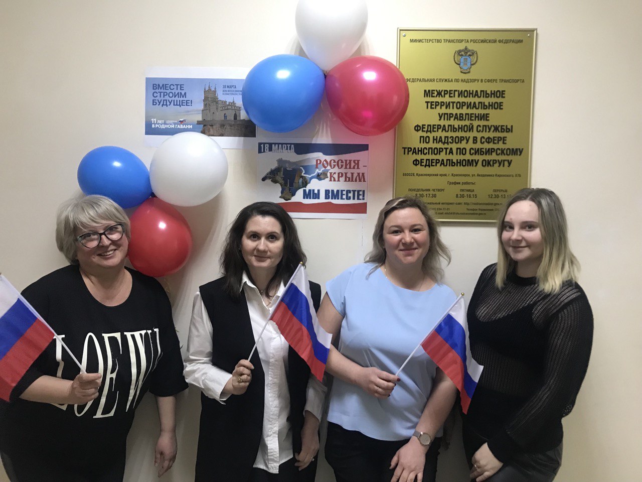 Торжественное оформление стендов в честь Дня воссоединения Крыма с Россией в Красноярске